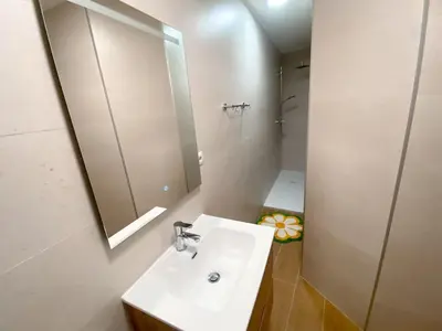 a bathroom with a sink and a mirror at Renovado y sofisticado en el centro de Valencia in Valencia