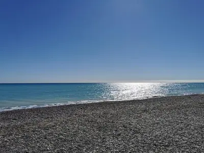 a rocky beach with the ocean in the background at Global Vacacional, Apartamento en Marjal de Corinto con Piscina in Sagunto