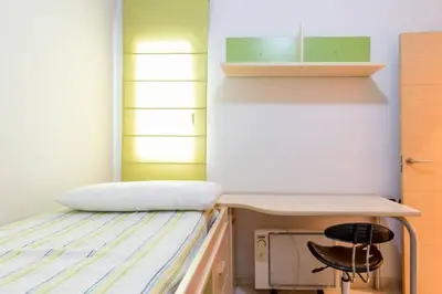 a small bedroom with a bed and a desk at PRECIOSO APARTAMENTO EN EL BARRIO DE RUZAFA in Valencia