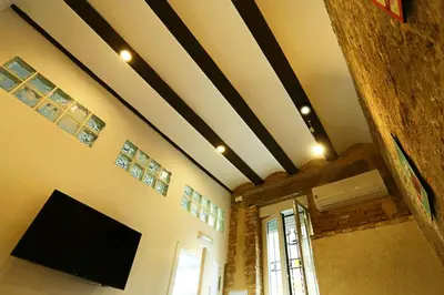a room with a flat screen tv on the ceiling at Loft independiente con Piscina compartida en Centro de Valencia in Valencia