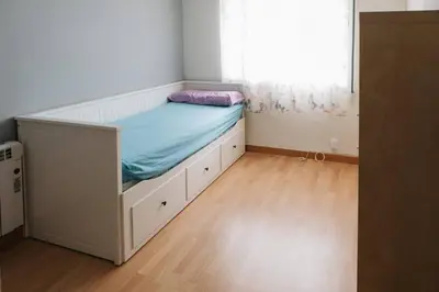 a small bedroom with a bed with a window at Apartamento luminoso cerca del mar y la montaña in Puzol