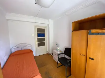 a bedroom with a bed and a desk and a chair at piso para jovenes familia cerca playa y centro . BLASCO IBANEZ A in Valencia