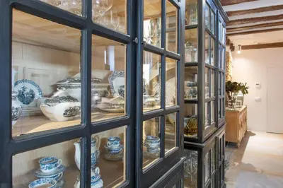 a glass display cabinet filled with blue and white ceramics at Los Canilleros in Requena