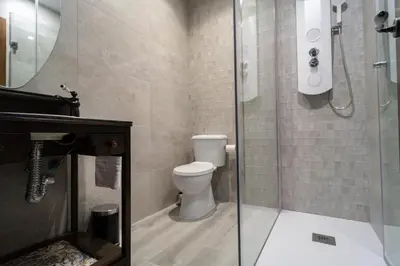 a bathroom with a toilet and a glass shower at Bellanna - Panorámica in Anna