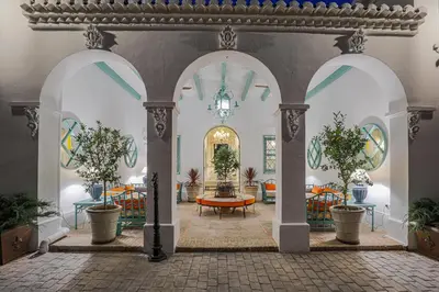 an archway with a table and chairs in a room at Maison San Alfredo B&B in El Puig