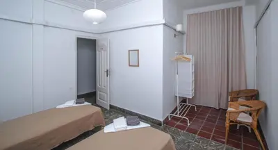 a hotel room with two beds and a chair at Rotaret in Valencia