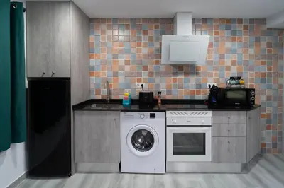 a kitchen with a washing machine and a dishwasher at Sensaciones in Anna