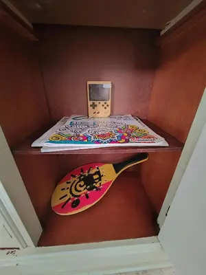 a shelf with a painting of a cat on it at Tout près de la plage in Puerto de Sagunto