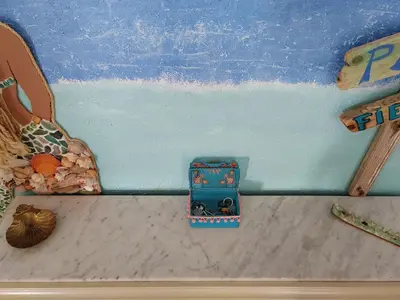 a model of a toy car in a play room at Tout près de la plage in Puerto de Sagunto