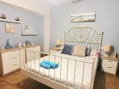 a bedroom with a crib and a dresser at Amplio Apartamento Playa Puerto de Sagunto in Puerto de Sagunto