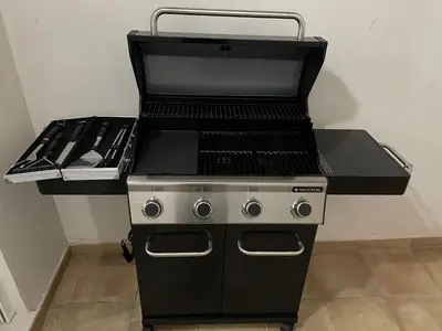 a black and white stove with a grill at UIM Mediterraneo CASA Plomo Wifi in Puerto de Sagunto