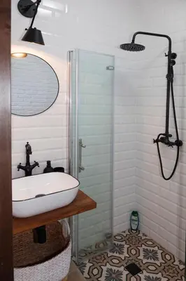 a bathroom with a sink and a shower at Apartamento a 400m de la playa, Puerto de Sagunto in Puerto de Sagunto