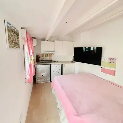 Habitación con baño y cocina