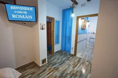 a room with a sign that reads frequencies a wash up roman at Casa ideal para familias con patio y 3 baños in Valencia