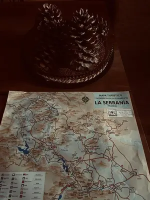 a map of the usa with a basket on top at Apartamentos Casa Anselmo EL TERRAO in Losa del Obispo
