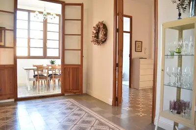 a dining room with a table and a glass door at Gran apartamento cerca de Ruzafa in Valencia