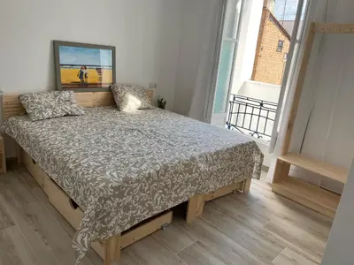 a bedroom with a bed in a room with a window at Alzira bonita Apartamento D junto a Plaza Mayor, Santa Catalina in Alzira