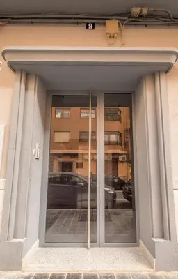 a reflection of a car in the window of a building at Clean & Very Comfortable Apartment in Valencia
