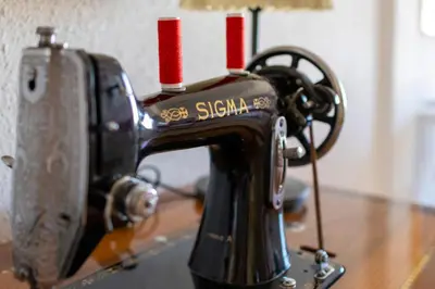 a black sewing machine sitting on top of a table at LUMINOSO. COMODO. ACOGEDOR. WIFI. Junto a AVE in Valencia