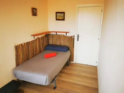 a small bedroom with a bed with a red pillow at Apartamento a 5 minutos distancia de playa en Puerto de Sagunto -Full Apartment -120m2 in Puerto de Sagunto
