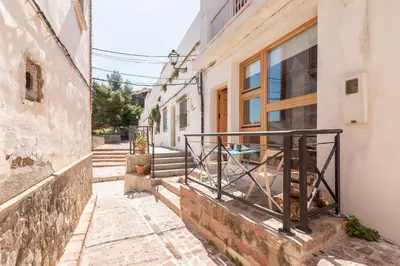 an alley in an old building with a balcony at La Casa Baja in Sagunto