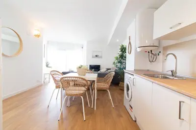 a kitchen and dining room with a table and chairs at Global Vacacional, Apartamento nuevo en la playa de Canet d'en Berenguer in Canet de Berenguer