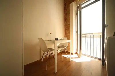 a white table and chairs in a room with a window at Precioso apartamento en el centro histórico in Valencia