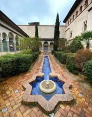 a fountain in the middle of a courtyard at CA PEPICA in Anna