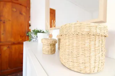 a wicker basket sitting on top of a counter at Global Vacacional, Apartamento céntrico en Canet d'en Berenguer in Canet de Berenguer