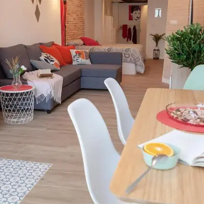 NB - Cozy loft steps from City of Arts & Sciences