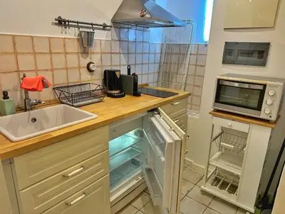 a kitchen with a sink and a microwave at Dulces Sueños Pilar in Valencia