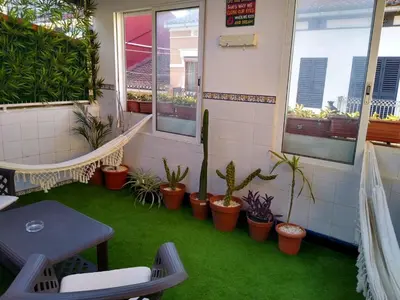a room with potted plants and a hammock at Casa con encanto y terraza junto a la playa in Valencia