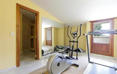 a room with a gym with a treadmill at Ad Hoc Parque in Bétera