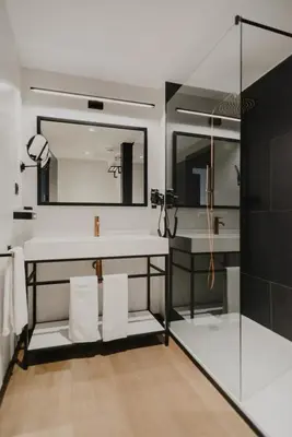 a bathroom with a sink and a mirror at Hotel Dimar in Valencia
