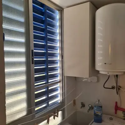 a kitchen with a sink and a window with blinds at Precioso apartamento en Cullera, con piscina junto a la playa in Cullera