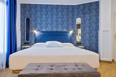 a bedroom with a large bed with a blue wall at Venecia Plaza Centro in Valencia