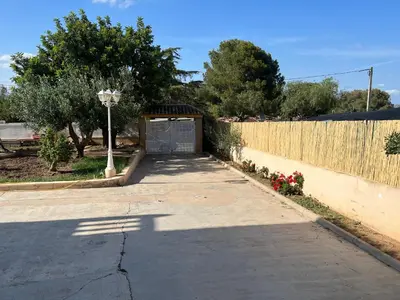 a driveway with a gate and a fence at Encantador alojamiento con acceso a piscina compartida in Monserrat