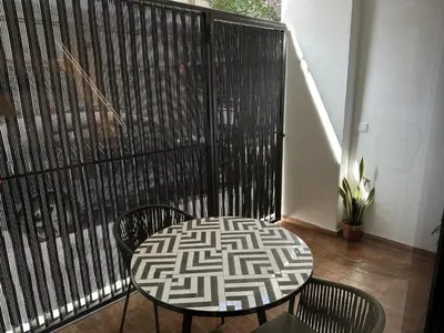 a balcony with a table and chairs on a balcony at Exclusivo Loft con terraza en Ciudad Artes y Cienc in Valencia