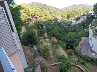 an aerial view of a yard with trees and a road at Apartamento en Serra con preciosas vistas. in Serra