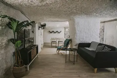 a living room with a couch and a table at Preciosa casa-cueva con bañera in Paterna