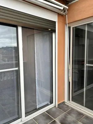 a screened in porch with sliding glass windows at Acogedora y moderna casa en pueblo in Serra