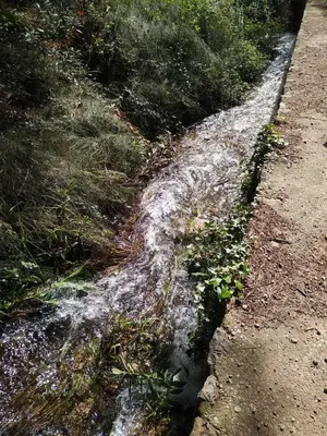 a stream of water on the side of a road at Acogedora y moderna casa en pueblo in Serra