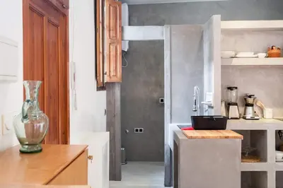 a kitchen with a counter and a counter top with a counter sidx sidx at Casita artista en bello edificio barrio Ruzafa in Valencia