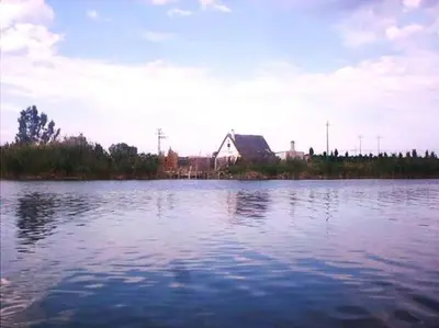 a large body of water with a house in the background at Pequeño Loft en Ruzafa wifi in Valencia