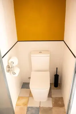 a small bathroom with a toilet and a sink at Casa Mas Montanas vakantiehuis met zwembad Max 10-12 pers Vlakbij Valencia in Godelleta