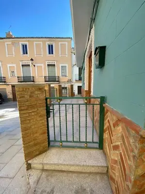 a gate on the side of a building at La Carchata in Siete Aguas