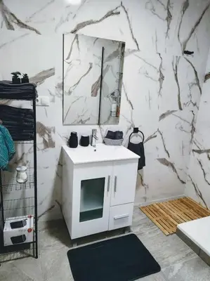 a bathroom with a white sink and a mirror at 7P céntrico piso con encanto in Valencia