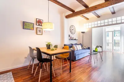 a living room with a table and chairs and a couch at 7P céntrico piso con encanto in Valencia