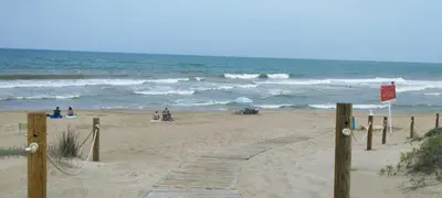 a wooden path on a beach with the ocean at Apartamento a pie de playa in Cullera