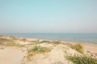 a sandy beach with the ocean in the background at Apartamento a pie de playa in Cullera